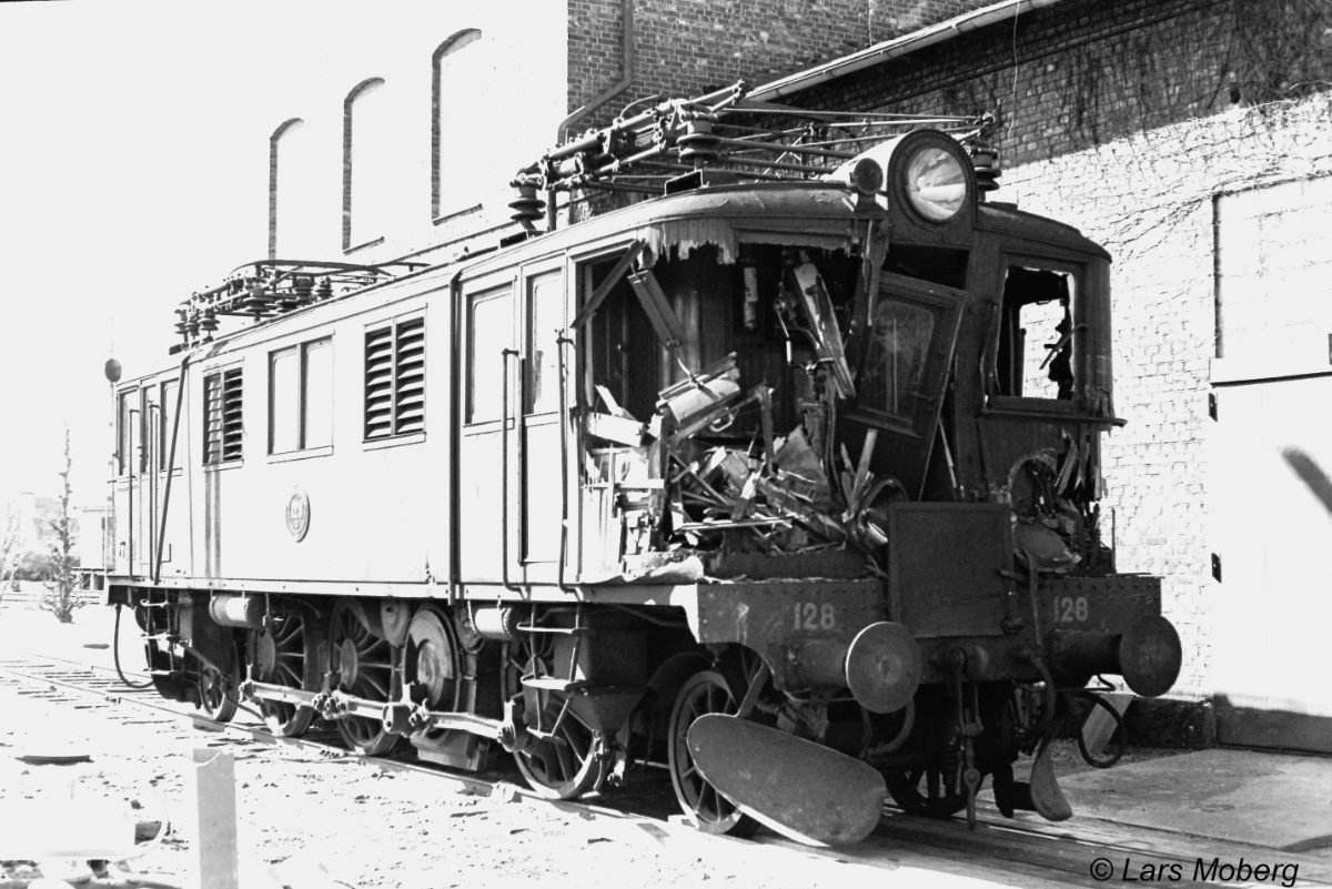 x1125   Dg 128   Falköping   1-4-72   kollisionskadad.JPG