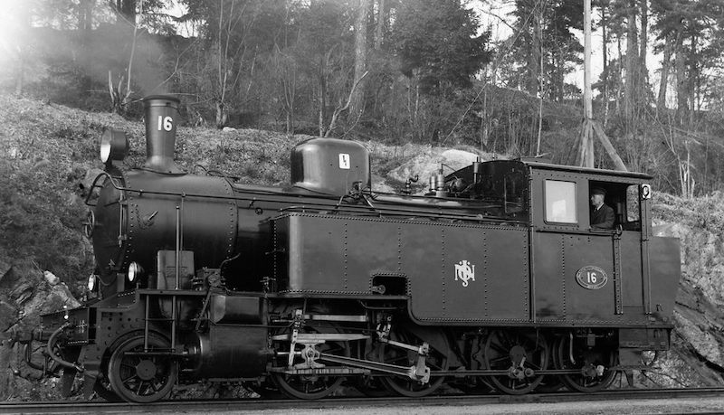 NÖJ 16, troligen utanför Finspång, 1940 sedan loket reparerats av Motala Verkstad efter &quot;Kimstadsolyckan&quot; året innan. Foto ur SRJmf arkiv